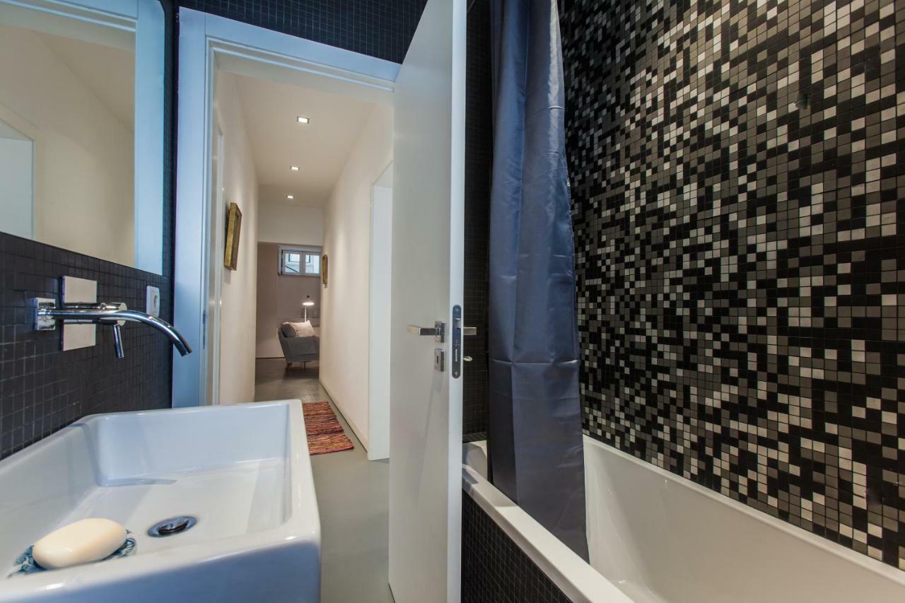 Renovated Apart With Private Courtyard, By Timecooler Lisbona Esterno foto